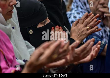 Srinagar, Indien. September 2024. Ein muslimischer Gläubiger aus Kaschmir betet anläßlich des Eid-e-Milad, des Geburtstages des Propheten Muhammad (PBUH) im Hazratbal-Schrein in Srinagar. Quelle: SOPA Images Limited/Alamy Live News Stockfoto