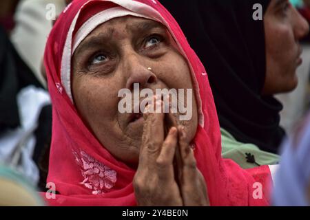 Srinagar, Indien. September 2024. Ein muslimischer Gläubiger aus Kaschmir betet anläßlich des Eid-e-Milad, des Geburtstages des Propheten Muhammad (PBUH) im Hazratbal-Schrein in Srinagar. Quelle: SOPA Images Limited/Alamy Live News Stockfoto