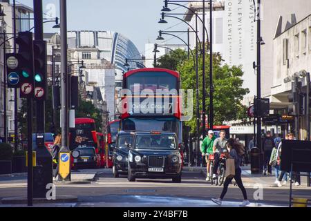 London, Großbritannien. September 2024. Ein allgemeiner Blick auf die Oxford Street als Londoner Bürgermeister Sadiq Khan kündigt Pläne zur Fußgängerzone der berühmten Einkaufsstraße an. Quelle: Vuk Valcic/Alamy Live News Stockfoto