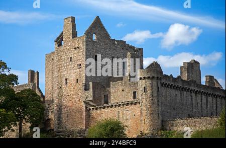 Craigmillar Castle, Edinburgh, Schottland Großbritannien. 17. September 2024. Blauer Himmel und flauschige Wolken Temperatur 22 Grad Celsius, Drehort für die beliebte Serie Outlander es wurde 2024 zum besten „versteckten Juwel“ der Stadt gekrönt. Die Familie Preston aus Craigmillar, die örtlichen Feudalbarone, begann im späten 14. Jahrhundert mit dem Bau und die Bauarbeiten wurden bis zum 15. Und 16. Jahrhundert fortgesetzt. 1660 wurde die Burg an Sir John Gilmour, Lord President of the Court of Session, verkauft, der der alternden Burg neues Leben einhauchte. Jetzt in der Obhut der historischen Umwelt Schottland. Stockfoto