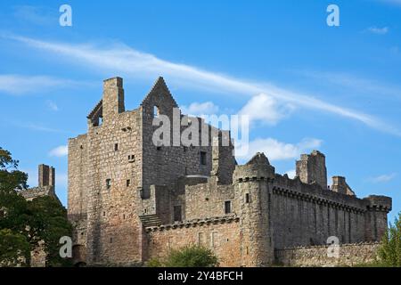 Craigmillar Castle, Edinburgh, Schottland Großbritannien. 17. September 2024. Blauer Himmel und flauschige Wolken Temperatur 22 Grad Celsius, Drehort für die beliebte Serie Outlander es wurde 2024 zum besten „versteckten Juwel“ der Stadt gekrönt. Die Familie Preston aus Craigmillar, die örtlichen Feudalbarone, begann im späten 14. Jahrhundert mit dem Bau und die Bauarbeiten wurden bis zum 15. Und 16. Jahrhundert fortgesetzt. 1660 wurde die Burg an Sir John Gilmour, Lord President of the Court of Session, verkauft, der der alternden Burg neues Leben einhauchte. Jetzt in der Obhut der historischen Umwelt Schottland. Stockfoto