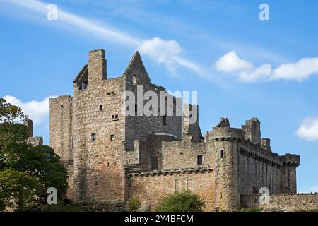 Craigmillar Castle, Edinburgh, Schottland Großbritannien. 17. September 2024. Blauer Himmel und flauschige Wolken Temperatur 22 Grad Celsius, Drehort für die beliebte Serie Outlander es wurde 2024 zum besten „versteckten Juwel“ der Stadt gekrönt. Die Familie Preston aus Craigmillar, die örtlichen Feudalbarone, begann im späten 14. Jahrhundert mit dem Bau und die Bauarbeiten wurden bis zum 15. Und 16. Jahrhundert fortgesetzt. 1660 wurde die Burg an Sir John Gilmour, Lord President of the Court of Session, verkauft, der der alternden Burg neues Leben einhauchte. Jetzt in der Obhut der historischen Umwelt Schottland. Stockfoto