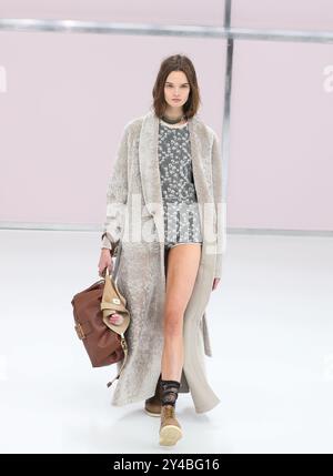 Mailand, Italien. September 2024. Ein Modell präsentiert Kreationen von Fendi Damenbekleidung Frühjahr/Sommer 2025 Kollektionen während der Milan Fashion Week am 17. September 2024 in Mailand, Italien. Quelle: Li Jing/Xinhua/Alamy Live News Stockfoto