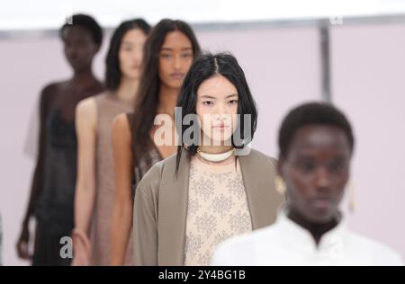 Mailand, Italien. September 2024. Models präsentieren Kreationen von Fendi Damenbekleidung Frühjahr/Sommer 2025 Kollektionen während der Milan Fashion Week am 17. September 2024 in Mailand, Italien. Quelle: Li Jing/Xinhua/Alamy Live News Stockfoto
