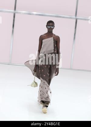 Mailand, Italien. September 2024. Ein Modell präsentiert Kreationen von Fendi Damenbekleidung Frühjahr/Sommer 2025 Kollektionen während der Milan Fashion Week am 17. September 2024 in Mailand, Italien. Quelle: Li Jing/Xinhua/Alamy Live News Stockfoto