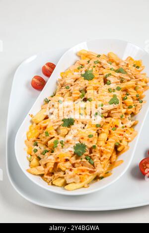 Kanadische Poutine Pommes frites mit brauner Soße, Huhn und Frischkäse-Quark. Draufsicht Stockfoto