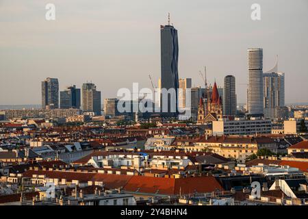 Panoramablick auf Wiens Stadtlandschaft, der den Kontrast zwischen modernen Wolkenkratzern und historischer Architektur zeigt. DC Tower und Donau City Complex Stockfoto