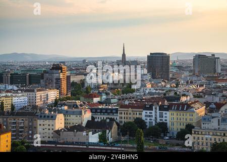 Wien, Österreich - 14. August 2024: Panoramablick auf die Wiener Stadtlandschaft bei Sonnenuntergang, mit einer Mischung aus historischer und moderner Architektur. St. Stephan Stockfoto