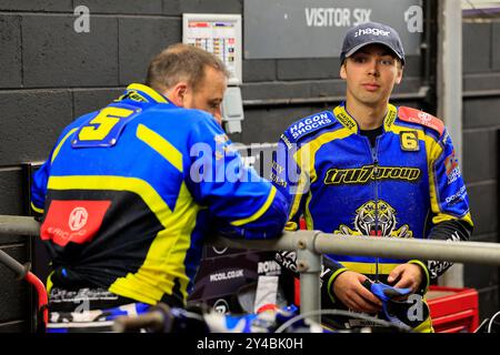Chris Harris (Gast) von Sheffield „Tru7 Group“ Tigers und Jason Edwards (Reserve) von Sheffield „Tru7 Group“ Tigers während des Rowe Motor Oil Premiership Matches zwischen Belle Vue Aces und Sheffield Tigers im National Speedway Stadium, Manchester am Montag, den 16. September 2024. (Foto: Eddie Garvey | MI News) Credit: MI News & Sport /Alamy Live News Stockfoto