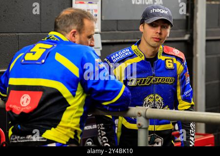 Chris Harris (Gast) von Sheffield „Tru7 Group“ Tigers und Jason Edwards (Reserve) von Sheffield „Tru7 Group“ Tigers während des Rowe Motor Oil Premiership Matches zwischen Belle Vue Aces und Sheffield Tigers im National Speedway Stadium, Manchester am Montag, den 16. September 2024. (Foto: Eddie Garvey | MI News) Credit: MI News & Sport /Alamy Live News Stockfoto