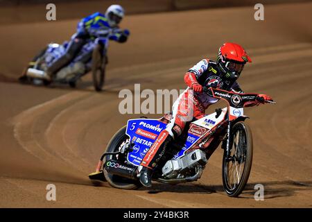 Dan Bewley von Belle Vue „ATPI“ Aces streift mit Chris Harris (Gast) von Sheffield „Tru7 Group“ Tigers während des Rowe Motor Oil Premiership Matches zwischen Belle Vue Aces und Sheffield Tigers im National Speedway Stadium, Manchester am Montag, den 16. September 2024. (Foto: Eddie Garvey | MI News) Credit: MI News & Sport /Alamy Live News Stockfoto