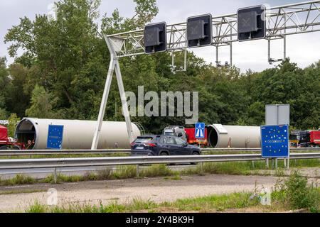 Autobahn A3, Grenzübergang ohne Kontrollen, bei Emmerich Elten, von Deutschland in die Niederlande, Kameras an Verkehrszeichenbrücke filme die Fahrzeuge und registrieren die Kennzeichen, NRW, Deutschland D NL Grenze *** Autobahn A3, Grenzübergang ohne Kontrollen, bei Emmerich Elten, von Deutschland in die Niederlande, Kameras auf Verkehrszeichenbrücke filmen die Fahrzeuge und registrieren die Kennzeichen, NRW, Deutschland D NL Grenze Stockfoto