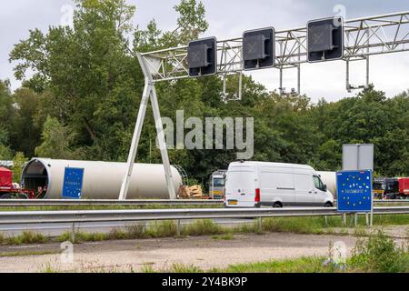 Autobahn A3, Grenzübergang ohne Kontrollen, bei Emmerich Elten, von Deutschland in die Niederlande, Kameras an Verkehrszeichenbrücke filme die Fahrzeuge und registrieren die Kennzeichen, NRW, Deutschland D NL Grenze *** Autobahn A3, Grenzübergang ohne Kontrollen, bei Emmerich Elten, von Deutschland in die Niederlande, Kameras auf Verkehrszeichenbrücke filmen die Fahrzeuge und registrieren die Kennzeichen, NRW, Deutschland D NL Grenze Stockfoto