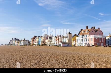 Farbenfrohe Gebäude mit Blick auf den Strand an einem sonnigen Tag mit blauem Himmel. Aldeburgh, Suffolk. VEREINIGTES KÖNIGREICH Stockfoto