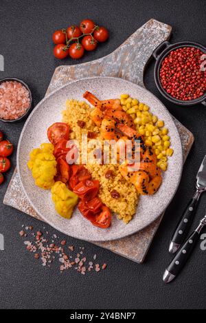 Gekochte Tigergarnelen mit Haferbrei, Tomaten und Mais auf dunklem Betonhintergrund Stockfoto