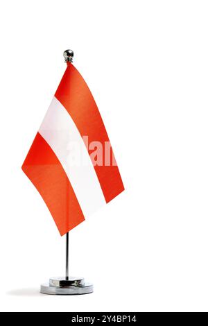 Österreichische Flagge auf Stand isoliert auf weißem Hintergrund Stockfoto