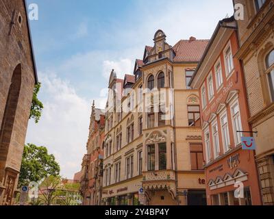Erfurt, Deutschland - 21. Mai 2023: Fassaden von Gebäuden im Stadtzentrum, historisches Erbe. Stockfoto