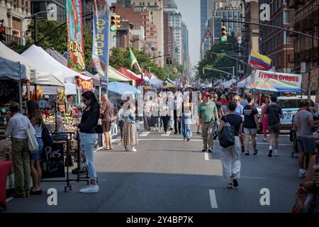 USA. September 2024. Menschenmassen auf der Eight Avenue Street Fair. (Foto: Erik McGregor/SIPA USA) Credit: SIPA USA/Alamy Live News Stockfoto