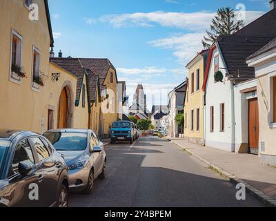 Perchtoldsdorf, Österreich - 22. JULI 2023. Historische Altstadt mit befestigtem Turm, erbaut im 15. Und 16. Jahrhundert. Stadt Perchtoldsdorf, Moedling di Stockfoto