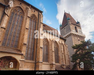 Perchtoldsdorf, Österreich - 22. JULI 2023. Historische Altstadt mit befestigtem Turm, erbaut im 15. Und 16. Jahrhundert. Stadt Perchtoldsdorf, Moedling di Stockfoto