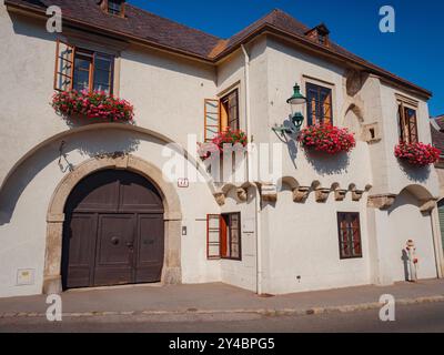 Perchtoldsdorf, Österreich - 22. JULI 2023. Historische Altstadt mit befestigtem Turm, erbaut im 15. Und 16. Jahrhundert. Stadt Perchtoldsdorf, Moedling di Stockfoto