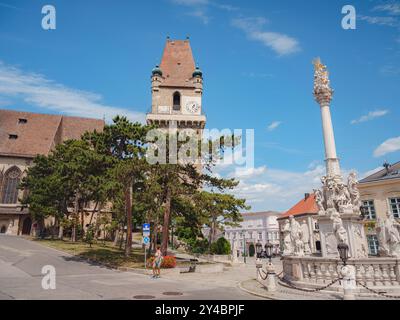 Perchtoldsdorf, Österreich - 22. JULI 2023. Historische Altstadt mit befestigtem Turm, erbaut im 15. Und 16. Jahrhundert. Stadt Perchtoldsdorf, Moedling di Stockfoto