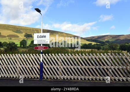 Der Nordbahnsteig des Bahnhofs Edale im Hope Valley, Derbyshire, Großbritannien an einem Morgen im September 2024. Stockfoto