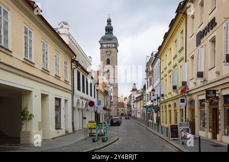 Tschechische Republik, České Budějovice - 08. Mai 2024: Straße in der Altstadt. Stockfoto