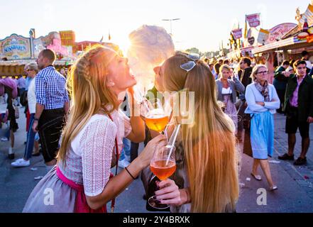 Zwei junge Frauen Freundinnen beißen gemeinsam in eine Zuckerwatte mit Aperol Spritz in der Hand auf dem Oktoberfest Wiesn in München Alkohol Spass Freude Ausgelassenheit Sonne Sonnenschein Süßes Lebensfreude Blondinen Dirndl Tracht / Datum: 21.09.2019 / *** zwei junge Freundinnen beißen zusammen zu einer Zuckerwatte mit Aperol Spritz in den Händen beim Oktoberfest Wiesn in München Alkohol Spaß Freude Ausgelassenheit Sonnenschein Sonnenschein süße Lebensfreude Sonnenschein süße Lebensfreude Lebensfreude Lebensfreude Kostüm Blondinen Blondinen Dirndl 21 09 2019 Stockfoto