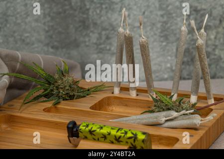 Helle Holzbox mit Fugen und frischem Marihuana und alter Steinmauer Stockfoto