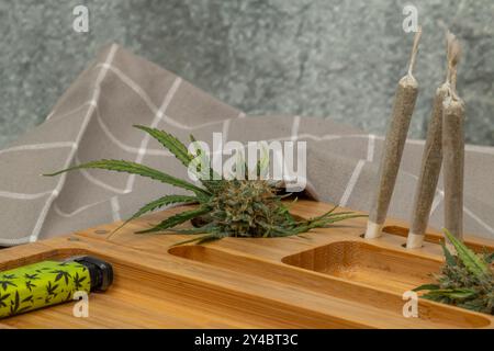 Helle Holzbox mit Fugen und frischem Marihuana und alter Steinmauer Stockfoto