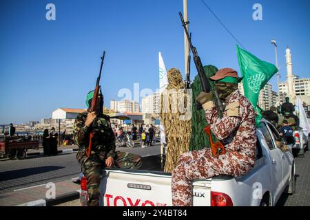 Gaza, Palästina. 20. Juli 2022. Die Izz ad-DIN Al-Qassam-Brigaden, der militärische Flügel der palästinensischen islamischen Widerstandsbewegung der Hamas, halten einen militärmarsch im Gaza-Hafen ab. Der marsch fällt auf den Jahrestag der Gefangennahme des israelischen Soldaten Aron Shaul durch Al-Qassam-Brigaden während des israelischen Krieges gegen Gaza 2014 Stockfoto