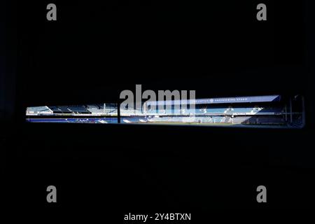 Ein allgemeiner Blick ins Innere des Stadions vor dem Carabao Cup, dem Spiel der dritten Runde im MATRADE Loftus Road Stadium, London. Bilddatum: Dienstag, 17. September 2024. Stockfoto