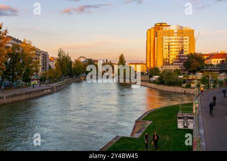 wien, österreich - 17. oktober 2019: Uferdamm des donaukanals im Herbst. Wunderschöne Architektur und Bäume in der Herbstsaison bei Sonnenuntergang. Urbane Landschaft in der Nähe von Aper Stockfoto