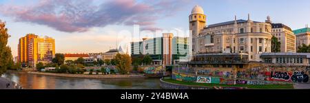 wien, österreich - 17. oktober 2019: donaukanal-Dammpanorama im Herbst. urania Observatory wunderschöne Architektur und Bäume in der Herbstsaison bei Sonnenuntergang. Stockfoto