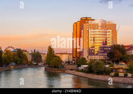 wien, österreich - 17. oktober 2019: Uferdamm des donaukanals im Herbst. Wunderschöne Architektur und Bäume in der Herbstsaison bei Sonnenuntergang. Urbane Landschaft in der Nähe von Aper Stockfoto