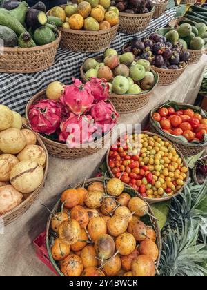 Traditioneller balinesischer Lebensmittelmarkt in Ubud mit verschiedenen lokalen Gemüsesorten und Früchten Stockfoto