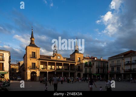 Burgo de Osma, Spanien, 12. August 2009, die Menschen versammeln sich auf der lebhaften Plaza Mayor von El Burgo de Osma, während die Sonne untergeht und die historische Architektur beleuchtet Stockfoto