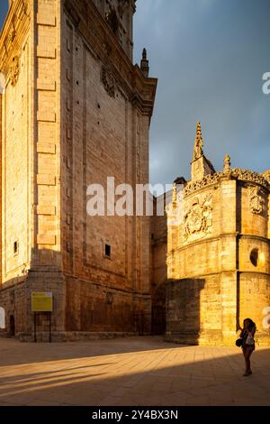 Burgo de Osma, Spanien, 12. August 2009, die untergehende Sonne wirft warmes Licht auf die Steinfassade der Kathedrale in El Burgo de Osma, die ihren historischen Bogen zeigt Stockfoto