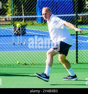 Ed Davey, Vorsitzender der Liberal Democrats, Abgeordneter von Kingston & Surbiton, fotografierte auf der Liberal Democrat Herumn Conference am Dienstag, den 17. September 2024 auf den Tennisplätzen in St Anne's Wells Garden in Brighton. Bevor Ed am Dienstagnachmittag seine Keynote hielt, um die Konferenz zu schließen, wärmte er sich mit einer Tennissession an anderer Stelle in der Stadt auf. Bild von Julie Edwards. Quelle: JEP Celebrity Photos/Alamy Live News Stockfoto