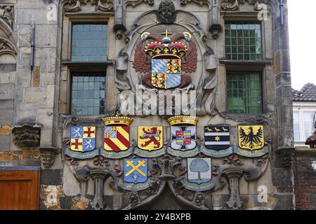 Historisches Stadtzentrum von Delft, Gemeenlandshuis van Delfland, prächtiges Portal mit Wappen, ältestes Steinhaus in Delft, Rathaus in lat Stockfoto