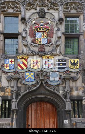 Historisches Stadtzentrum von Delft, Gemeenlandshuis van Delfland, prächtiges Portal mit Wappen, ältestes Steinhaus in Delft, Rathaus in lat Stockfoto