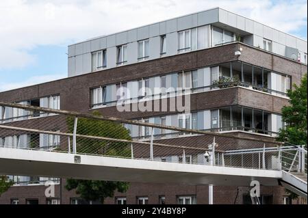 Anderlecht, Hauptstadt Brüssel, Belgien, 13. SEP 2024 - Kanal- und Industrietätigkeit an den Ufern mit regnerischen Wolken Stockfoto