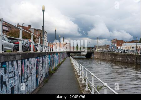 Anderlecht, Hauptstadt Brüssel, Belgien, 13. September 2024 - Kanal und Radweg an den Ufern mit regnerischen Wolken Stockfoto