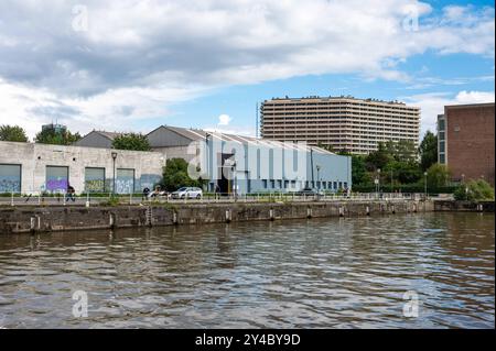 Anderlecht, Hauptstadt Brüssel, Belgien, 13. SEP 2024 - Kanal- und Industrietätigkeit an den Ufern mit regnerischen Wolken Stockfoto