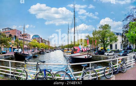 Schiffe und Segelboote entlang der Willemskade in Leeuwaden, Friesland, Niederlande Stockfoto