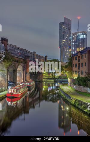 Die Castlefield-Kanäle in Mancherster, Großbritannien, bei Nacht Stockfoto