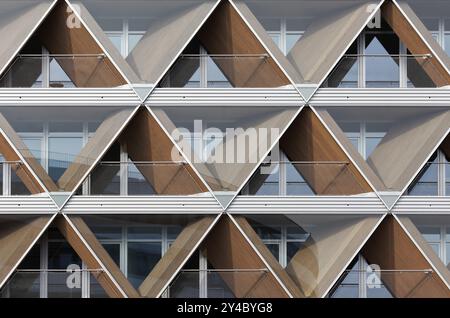 Fassade mit Wabenstruktur, Bürogebäude The Cradle von HPP Architekten, innovativer Holzhybridbau, nachhaltiges Bauen, Duesseld Stockfoto