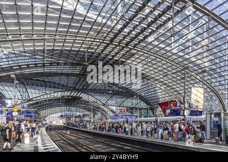 Hauptbahnhof mit Glasdachkonstruktion, Menschenmassen auf dem Bahnsteig, Berlin, Deutschland, Europa Stockfoto