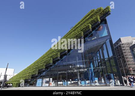 KOE-Bogen II, Glasfassade mit begrüntem Dach, bepflanzt mit 30, 000 Hainbuken, ökologische Architektur zur Verbesserung des Klimas, Architekt Christoph Ingen Stockfoto